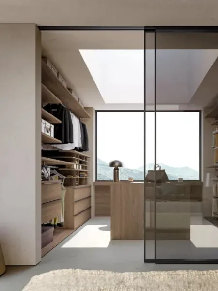 Cabina Armadio Up&Down in melaminico Noce Louisiana con isola centrale con ante scorrevoli in vetro fumé di Adok