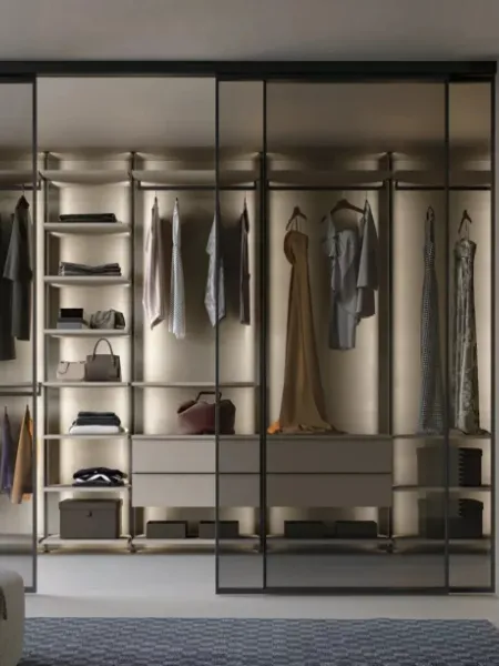 Cabina Armadio Vertical lineare in laccato opaco con porta scorrevole in vetro di Adok