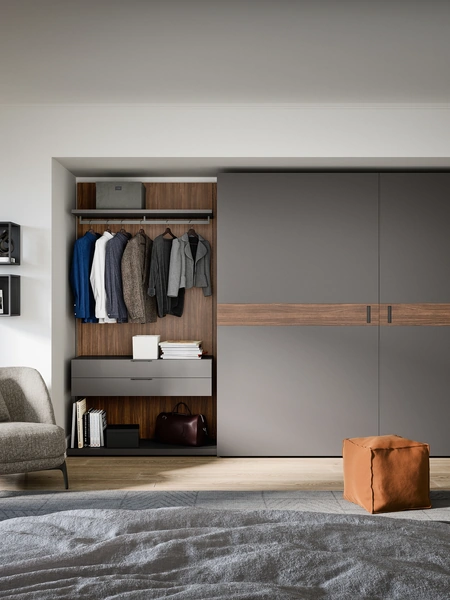 Armadio Class con anta scorrevole complanare in laccato opaco con inserto in legno di Novamobili