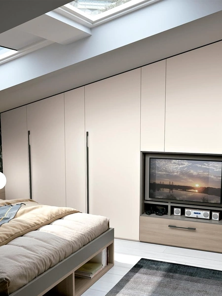 Armadio su misura per mansarde con vano porta TV Composizione 05 di Ferrimobili