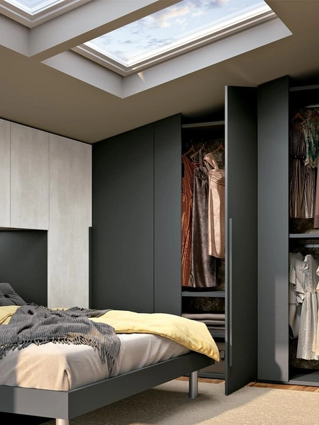 Armadio mansardato su misura e armadio a ponte con schienale in finitura pelle Composizione 07 di Ferrimobili