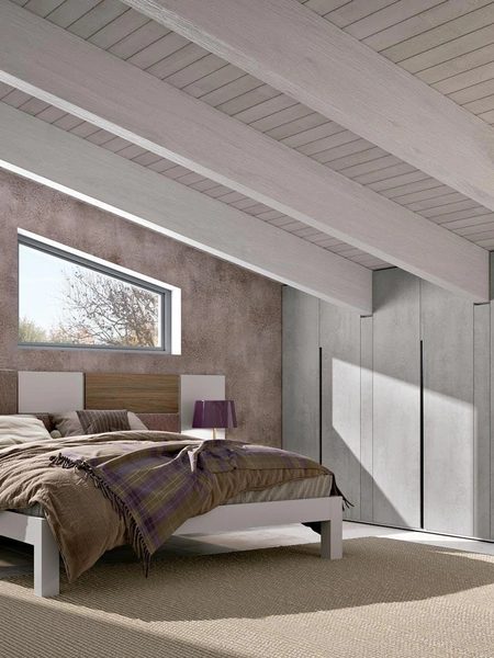 Armadio con ante battenti in materico effetto cemento su misura per mansarda con travi Composizione 20 di Ferrimobili