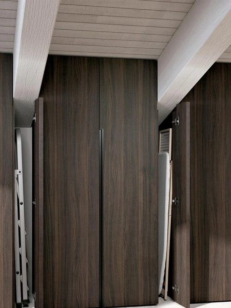 Armadio con ante battenti su misura per mansarda con travi Composizione 21 di Ferrimobili