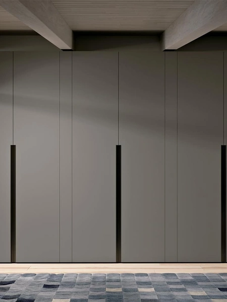 Armadio con ante battenti su misura per mansarda con travi Composizione 22 di Ferrimobili