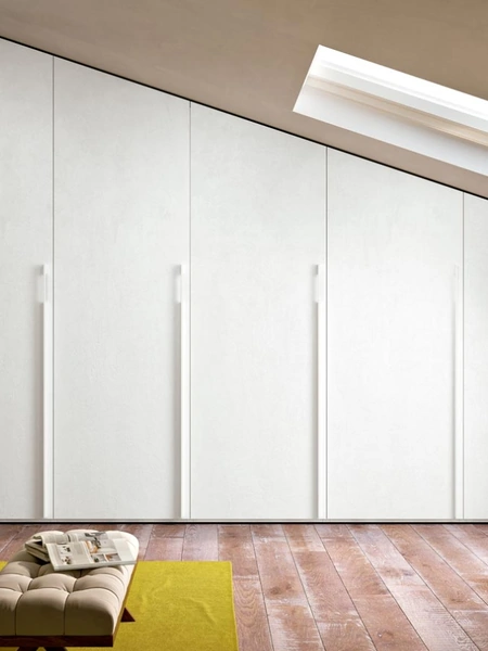 Armadio con ante battenti su misura per mansarde inclinate Composizione 29 di Ferrimobili