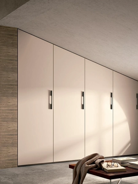 Armadio su misura mansardato con ante battenti Composizione 31 di Ferrimobili