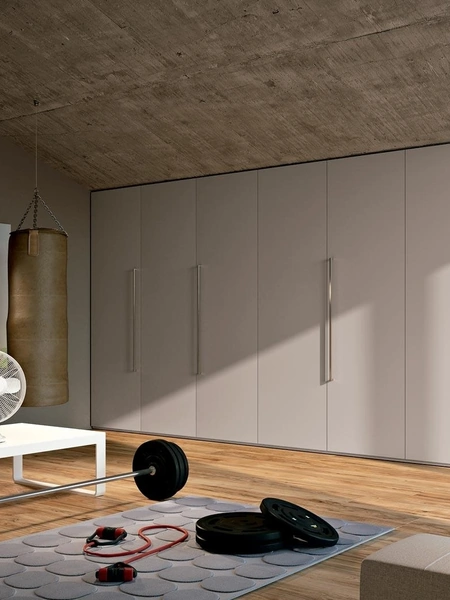 Armadio su misura per mansarda scalare Composizione 32 di Ferrimobili