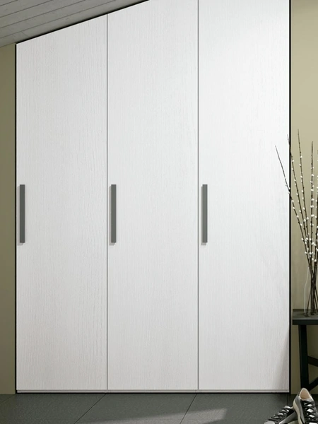 Armadio ripostiglio con ante battenti Composizione 33 di Ferrimobili