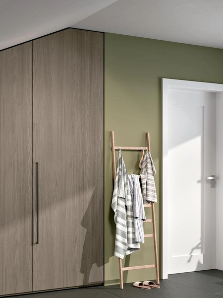 Armadio ripostiglio con ante battenti Composizione 43 di Ferrimobili