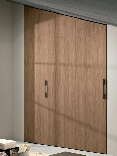 Armadio ripostiglio su misura con ante battenti Composizione 44 di Ferrimobili