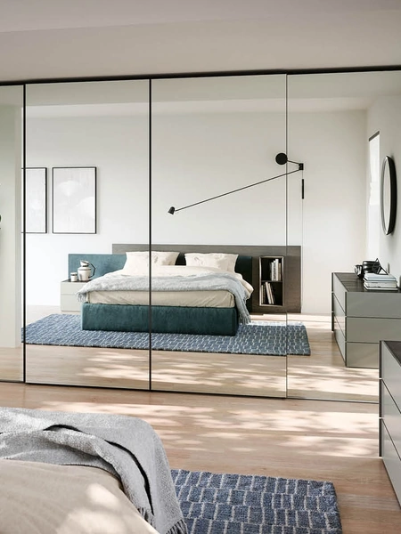 Armadio Crystal con anta scorrevole a specchio con profilo in acciaio di Novamobili