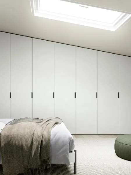 Armadio con ante battenti su misura per mansarde Logic di Dielle Modus