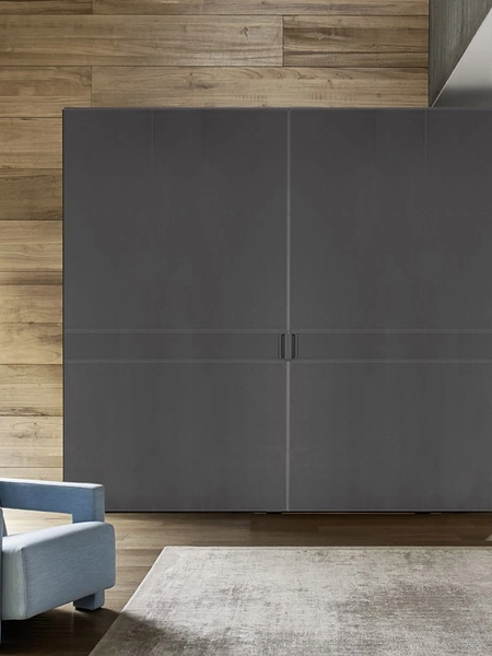 Armadio con ante scorrevoli in ecopelle Grigio Eco Complanare di Sangiacomo