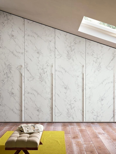 Armadio su misura mansardato in materico effetto marmo di Carrara Composizione 30 di Ferrimobili