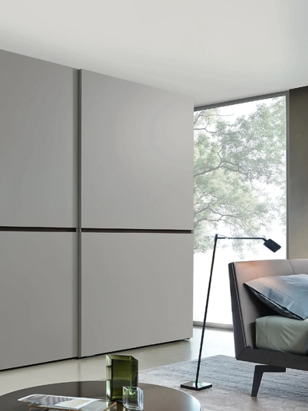 Armadio con ante scorrevoli Horizontal in laccato opaco di Sangiacomo