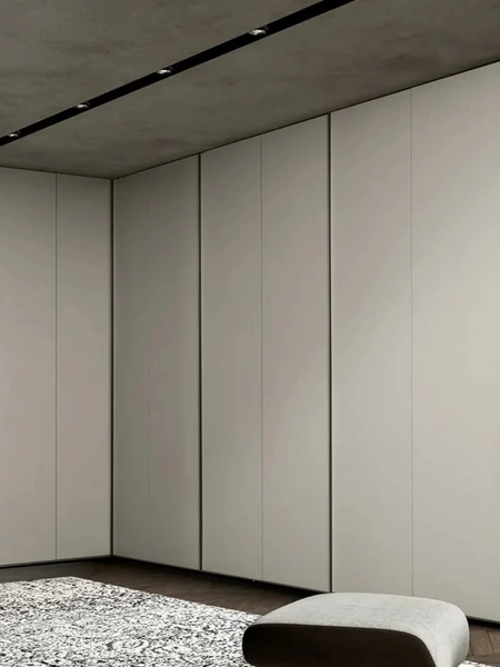 Armadio Intermezzo angolare ad anta battente in laccato opaco di Adok