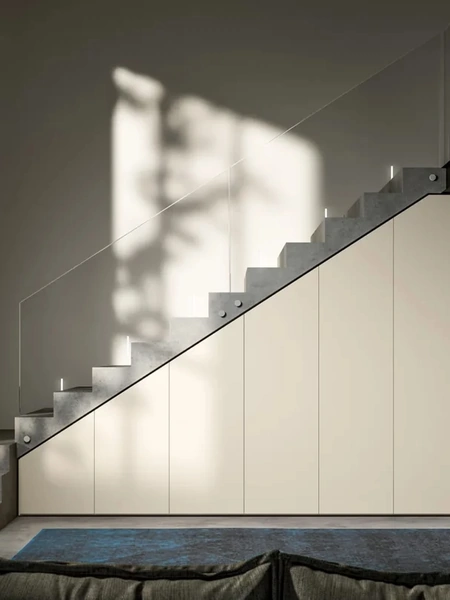 Armadio Intermezzo ad anta battente in laccato finitura Tortora su misura per Sottoscala di Adok