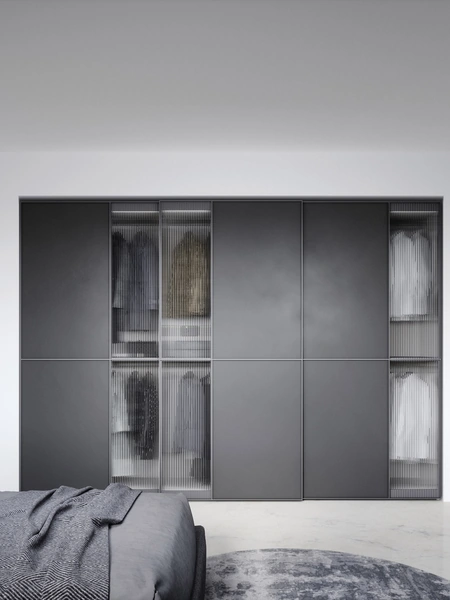 Armadio Layer con anta scorrevole in laccato opaco e vetro cannettato di Novamobili