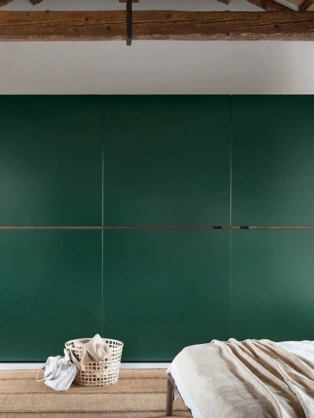 Armadio con anta scorrevole complanare verde foglia Middle di Novamobili