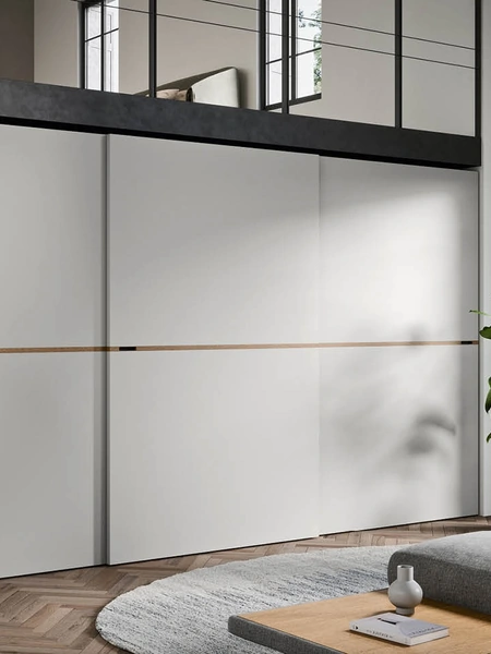 Armadio Middle con anta scorrevole caratterizzata dall'inserto centrale in essenza, con maniglia integrata di Novamobili
