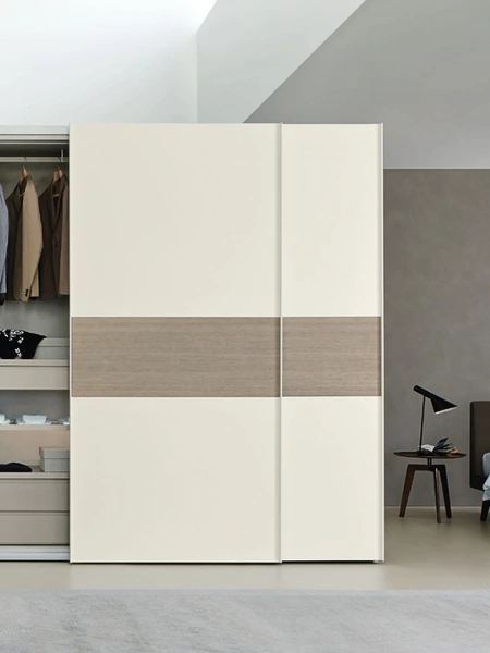 Armadio con ante scorrevoli in laccato opaco con inserto in Rovere Cenere Polo di Sangiacomo