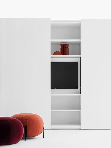Armadio Freedhome ad ante scorrevoli in laccato bianco opaco con porta TV apribile di Caccaro