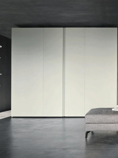 Armadio con ante scorrevoli in laccato opaco Sintesi di Sangiacomo