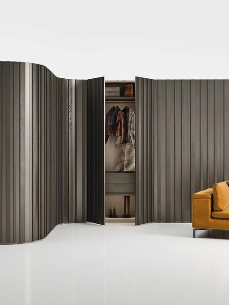 Armadio angolare con ante battenti a doghe verticali Stave in impiallacciato Rovere Terra di Novamobili