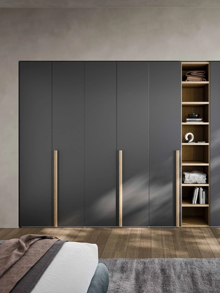 Armadio a incasso con ante battenti Thick in laccato con maniglie in legno di Novamobili