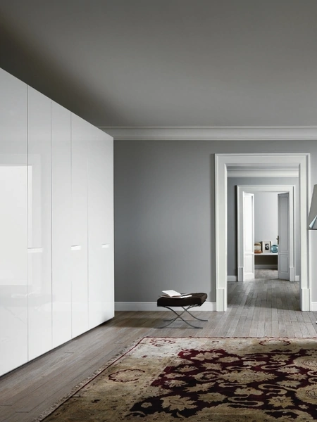 Armadio con ante battenti in laccato bianco lucido Vela di Sangiacomo