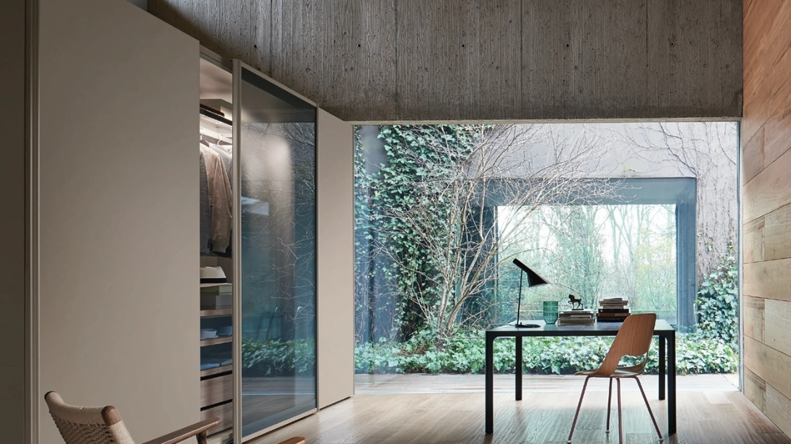 Armadio con ante scorrevoli Vertigo in laccato opaco e vetro di Sangiacomo