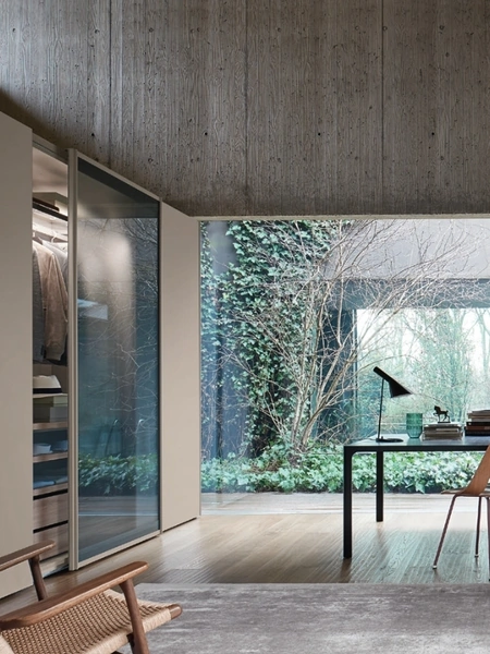 Armadio con ante scorrevoli Vertigo in laccato opaco e vetro di Sangiacomo