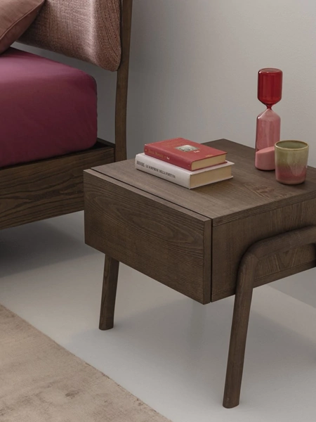 Comodino Bug in frassino con piedi scultura in legno massello di Oggioni