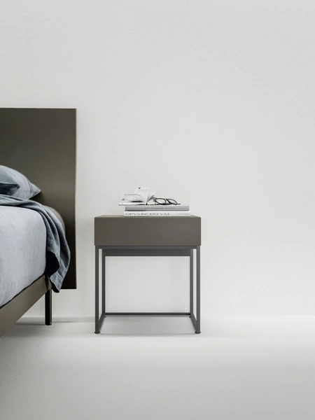 Comodino Filnox con base in metallo di Caccaro