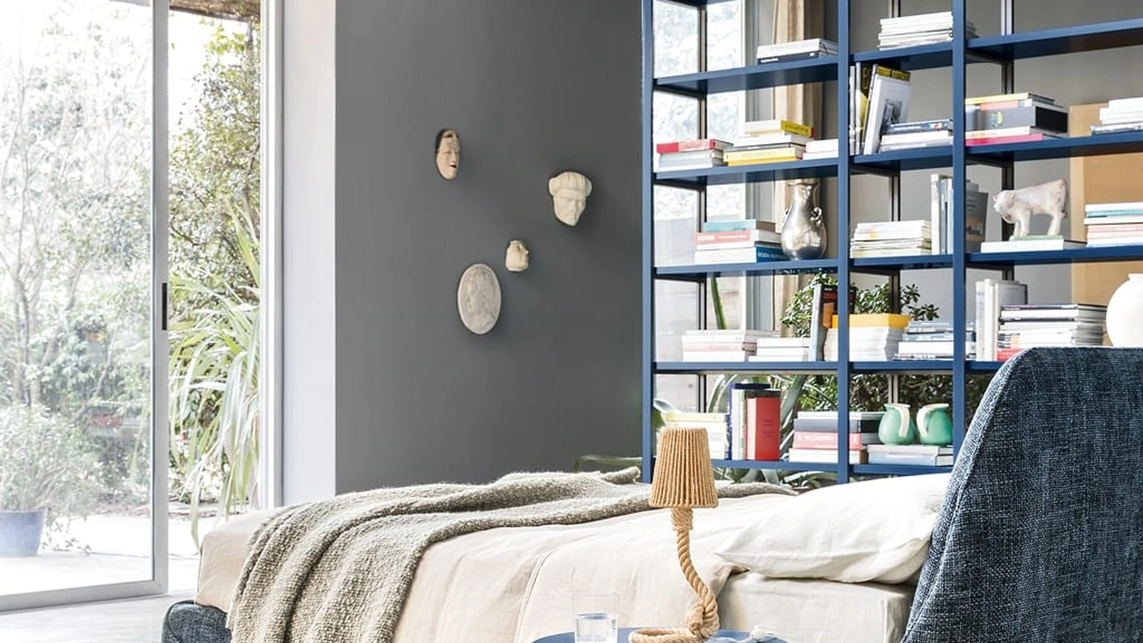 Comodino Circle in metallo laccato opaco di Novamobili