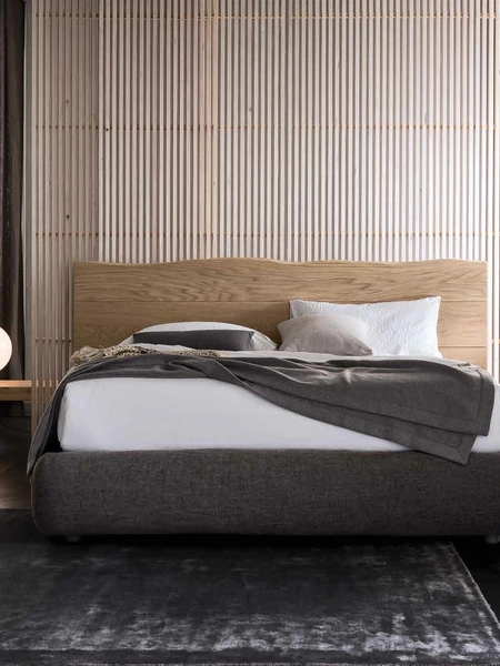 Gruppo Notte moderno in rovere massello Nook di Alta Corte