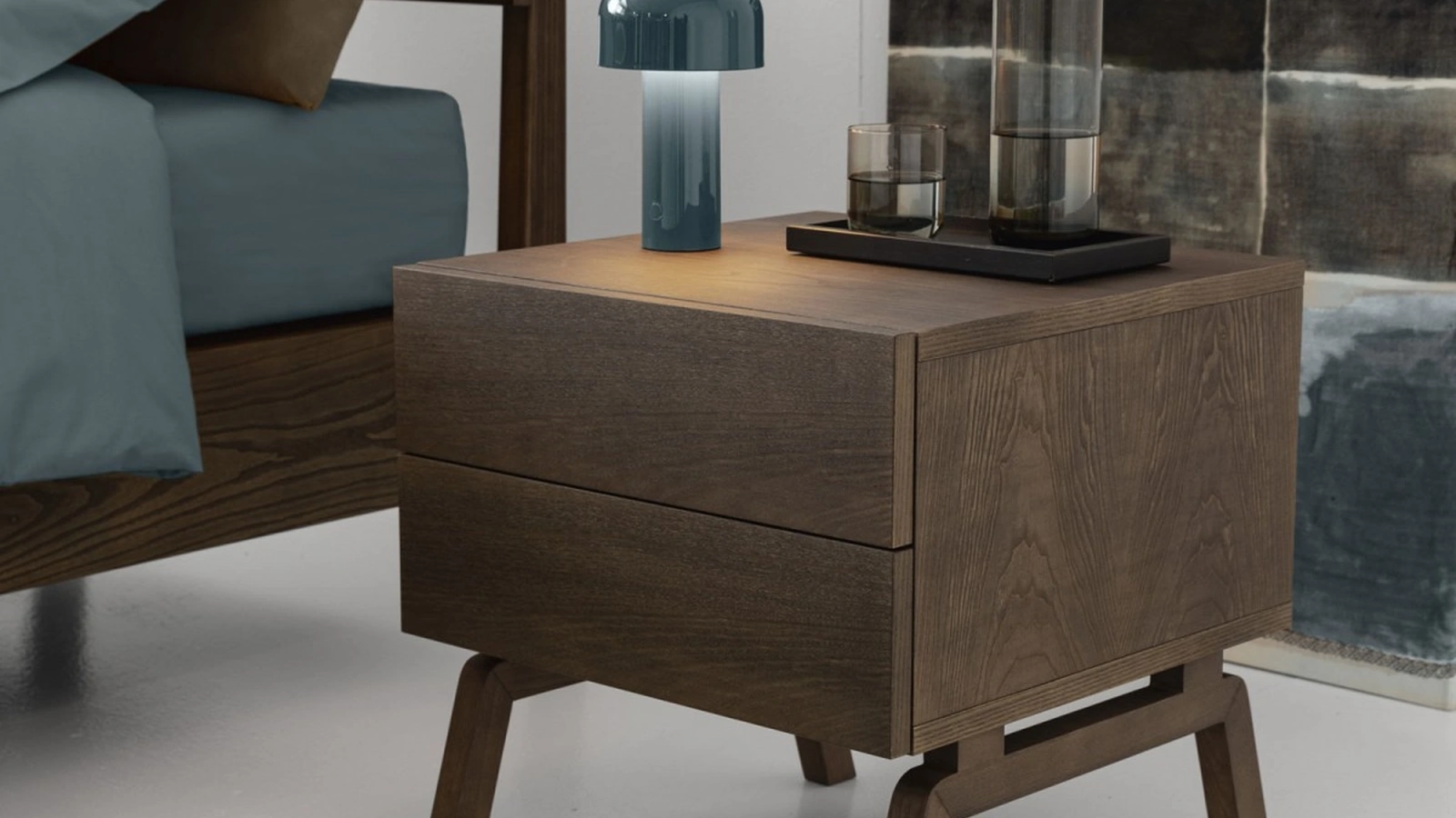 Comodino Stock in frassino con gambe in massello di Oggioni