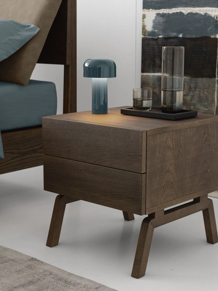 Comodino Stock in frassino con gambe in massello di Oggioni