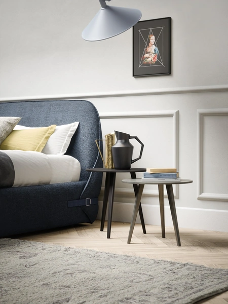 Comodino a tre gambe in laccato opaco Trio di Novamobili