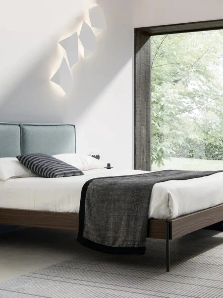 Letto matrimoniale con testiera in tessuto imbottito Cloud di Adok