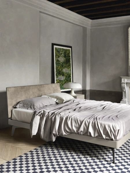 Letto Aliante 2|0 con testiera in pelle e giroletto laccato di Sangiacomo
