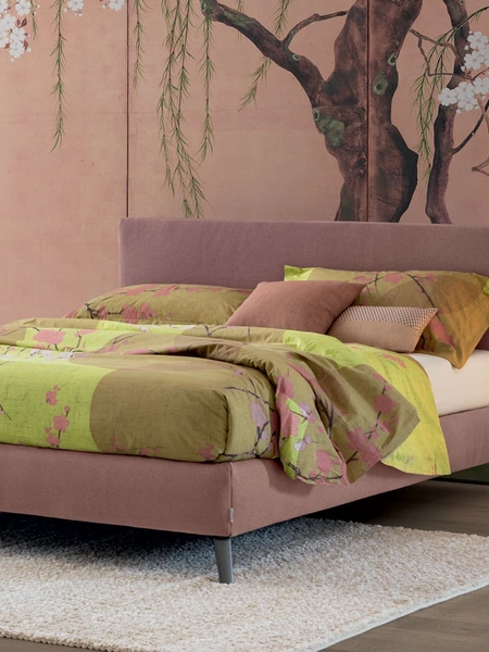 Letto in tessuto con testiera Banner di Oggioni