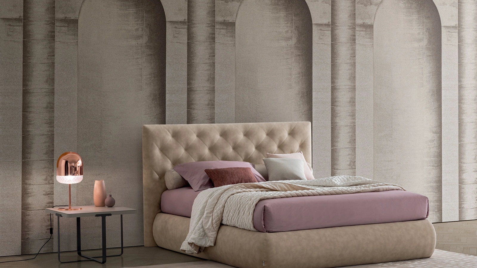 Letto Beat in pelle imbottita con testiera trapuntata di Oggioni