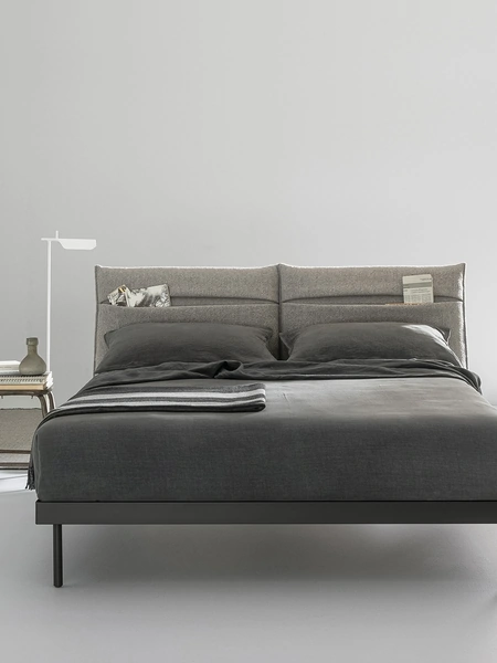 Letto matrimoniale con testiera imbottita in tessuto con tasca Ajar di Caccaro