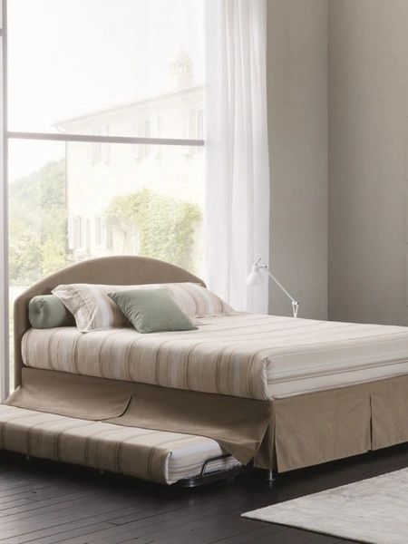 Letto Combi in tessuto con testiera arrotondata e secondo letto sotto al vano contenitore Castle e Banner di Oggioni