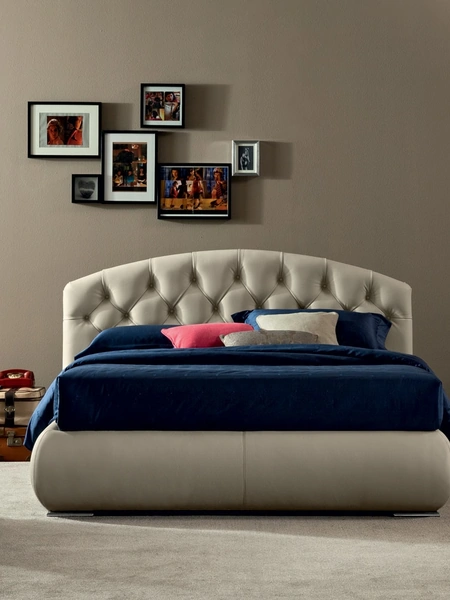 Letto in pelle con testiera capitonné Corum Round di Oggioni