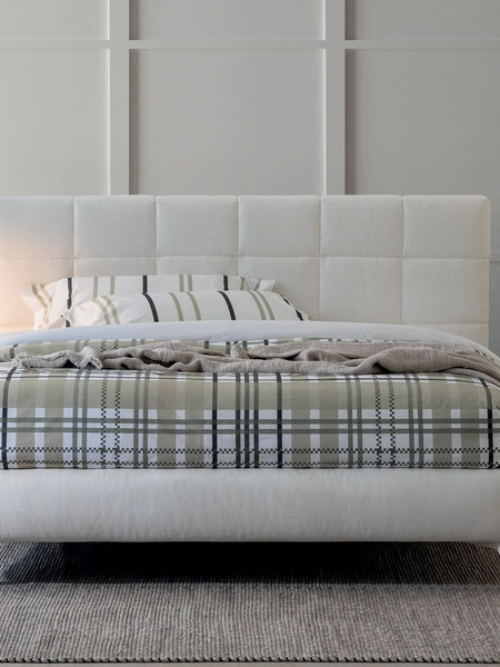 Letto in tessuto con testiera trapuntata Epic di Oggioni