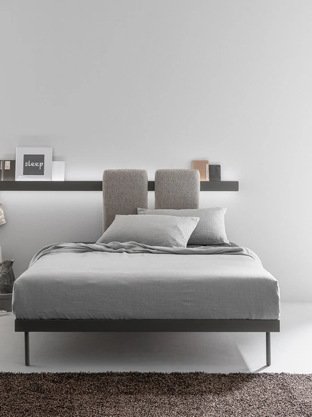 Letto in metallo con pannelli scorrevoli, imbottiti e removibili da agganciare alla barra fissata alla parete Groove Run di Caccaro