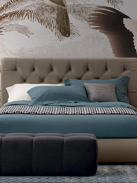 Letto in pelle Jubilee Round con testiera capitonné di Oggioni