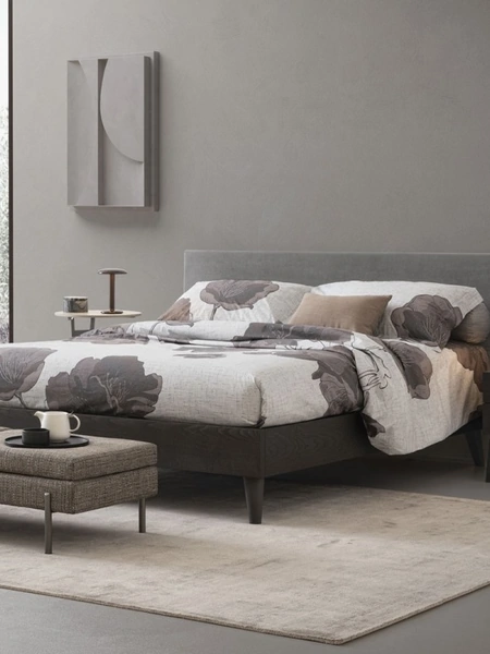 Letto Kelly Legno con testiera in tessuto di Oggioni